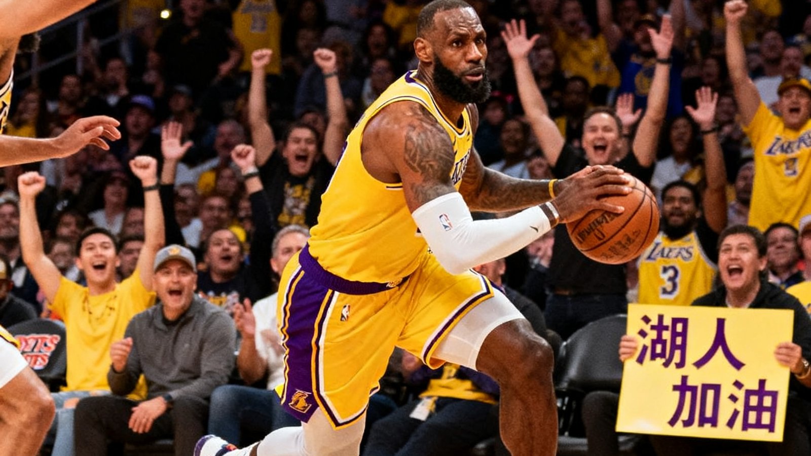 NBA常规赛洛杉矶湖人主场对阵凯尔特人，勒布朗詹姆斯持球突破上篮，斯台普斯中心观众欢呼